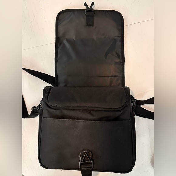 Black Paisley DSLR Camera Bag - Picture 5 of 10